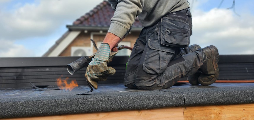 Medewerker van Salodak bezig met het branden van nieuwe dakbedekking.